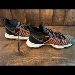 Kevin Durant Mid size 9 fits like an 8 1/2.  Shoes are “mint”